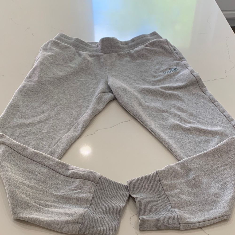Pumas juniors Gray Sweatpants size L